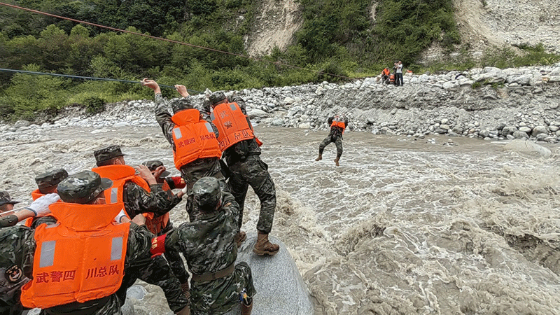 2700余子弟兵全力投入抗震救灾