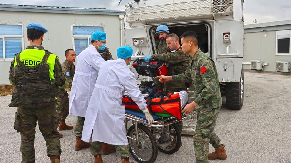 中国赴黎巴嫩维和医疗分队与多国维和部队开展“蓝盔天使-2024”医疗救援联合演练