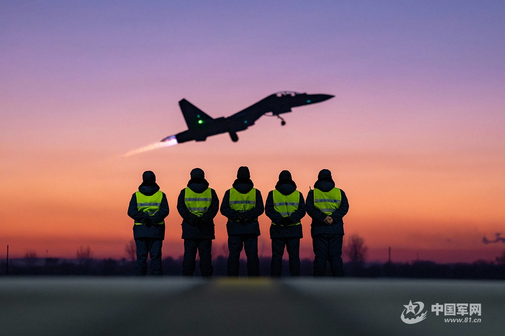 新春走军营丨凌霜战雪磨利剑 北部战区空军某部严寒条件下飞行训练影像
