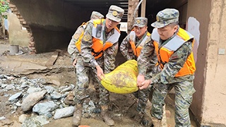 用心用情，子弟兵全力守护受灾群众