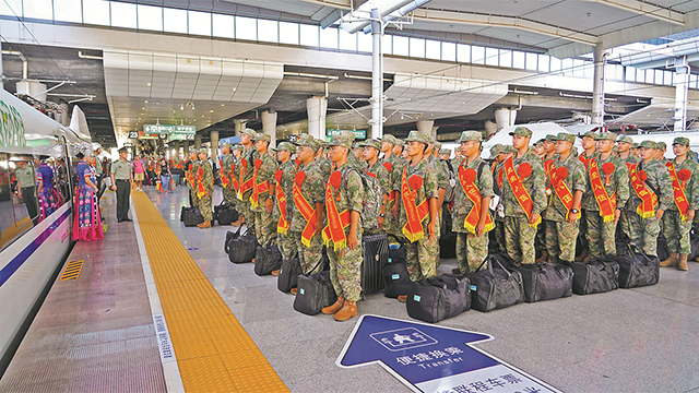 南部战区某调度中心协调开通新兵运输主题航班和列车