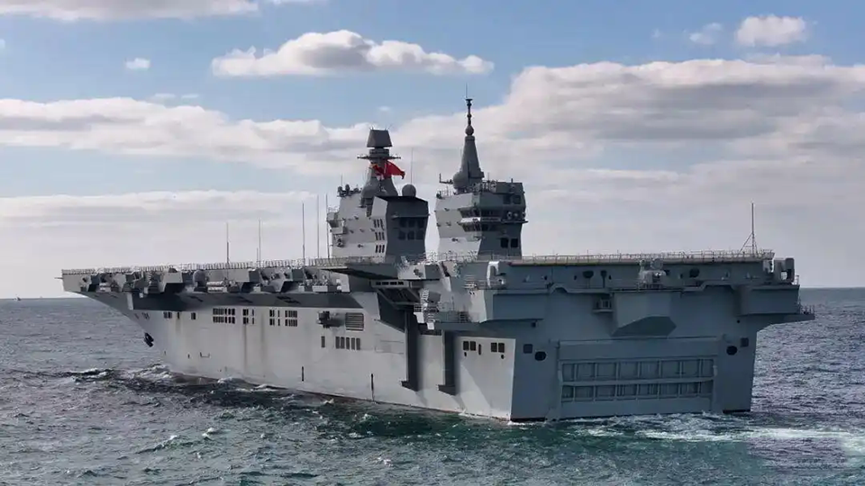 海军四川舰顺利完成首次航行试验