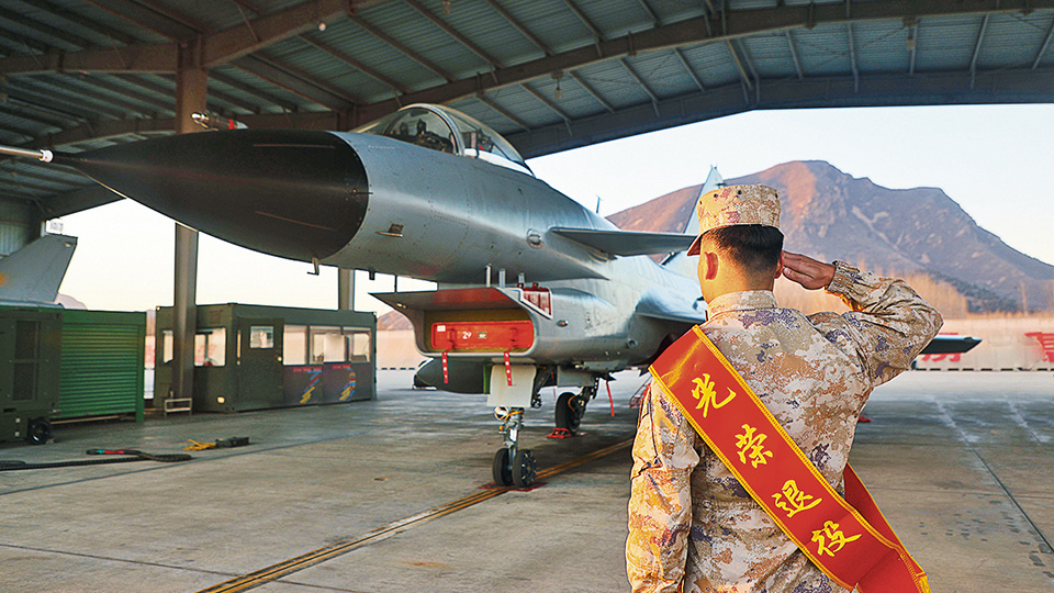 老兵们依依不舍告别军营