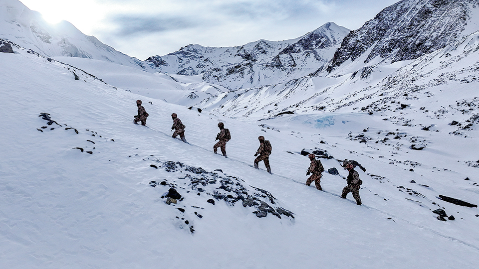风雪边关路 热血写忠诚——新疆军区木孜边防连官兵巡逻影像