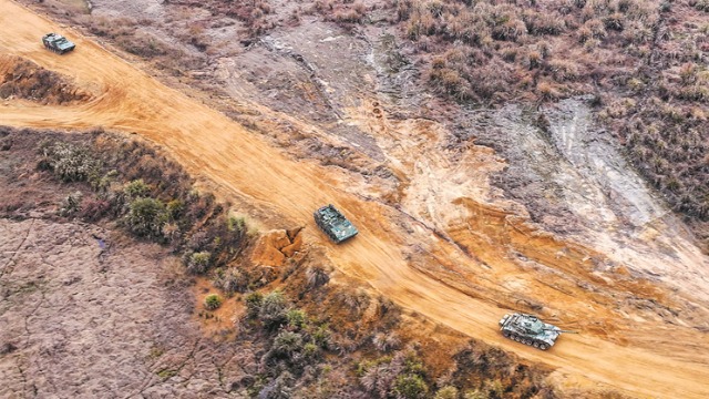 陆军某旅组织履带装备驾驶训练