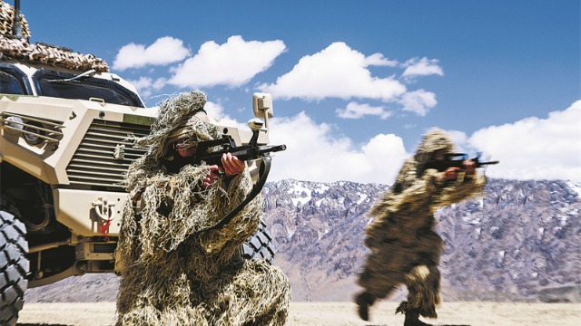 新疆军区某团组织战术训练