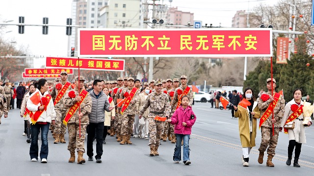 全城欢呼 在线点赞：甘肃张掖举行隆重仪式欢送新兵