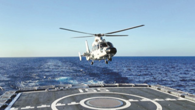 海军某支队组织舰载直升机起降训练