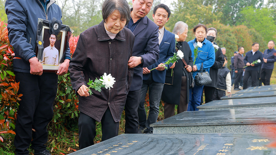 缅怀·英雄祭：跨越海峡，魂归故里！陈琳烈士骨灰安葬故乡