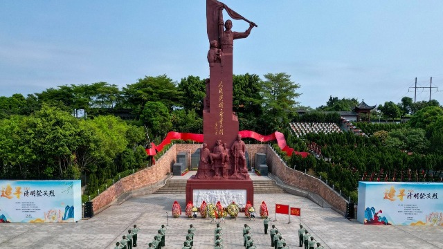 武警广西总队南宁支队官兵赴革命烈士陵园开展祭扫活动
