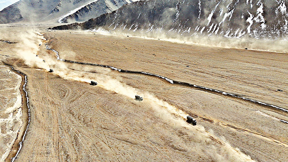 新疆军区某团组织驾驶训练