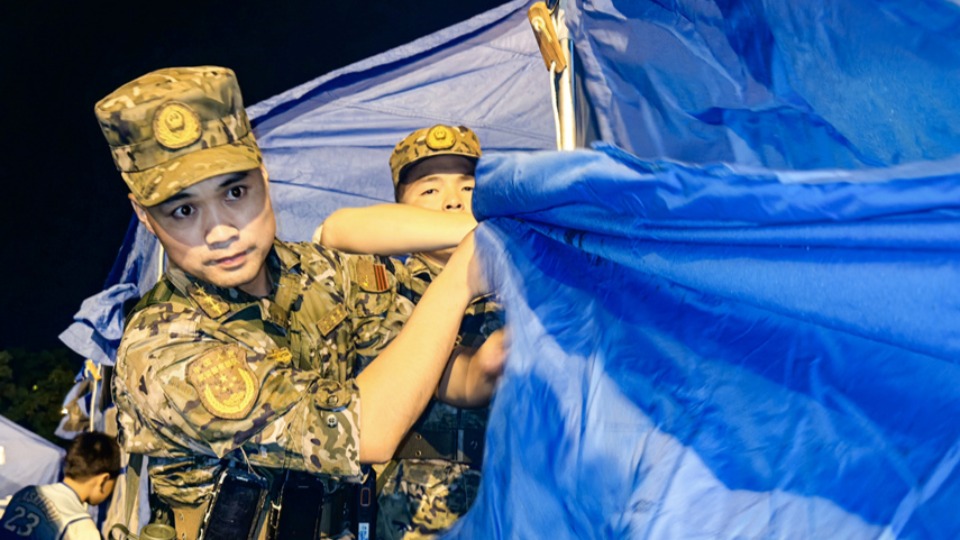 风雨同心！武警官兵协助灾区全力转运救灾物资