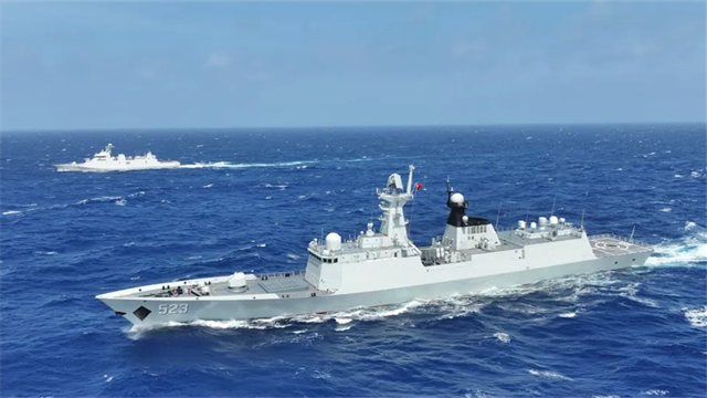 中国海军红河舰与印尼海军“莱”号护卫舰位台岛以东海域圆满完成通航演练