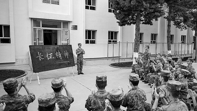新疆军区某红军团某连组织“如何继承和弘扬长征精神”主题党日活动