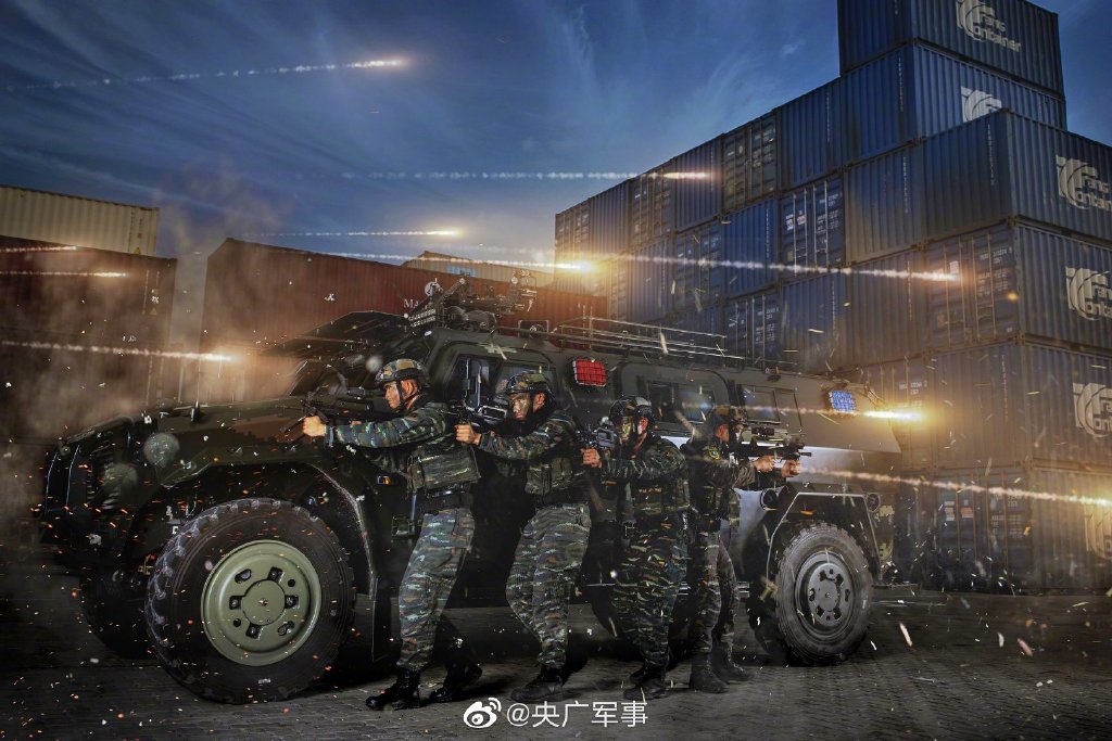 超帅壁纸!直击武警特战尖兵训练场