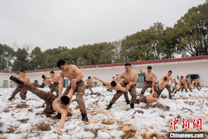 武警长沙支队特战官兵浴雪训练