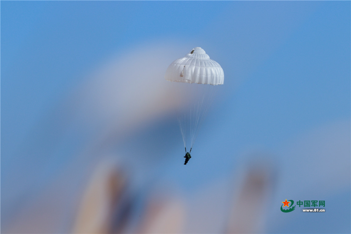 寒冬伞兵突降！千米高空伞花绽放 战歌响彻云霄