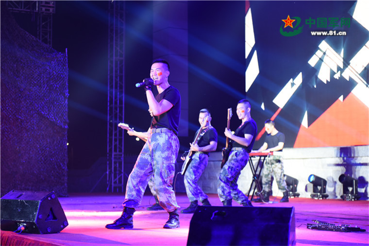 乐队表演《渴望光荣 秦泉摄