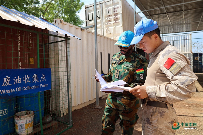 3.评估组检查后勤保障设施 韩瑞田摄