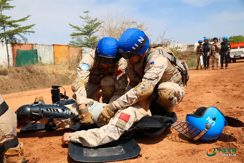 9.医疗救护 韩瑞田摄