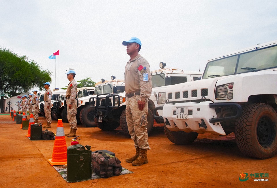 图1：装备核查现场官兵严阵以待接受联合国装备核查-黄浩摄