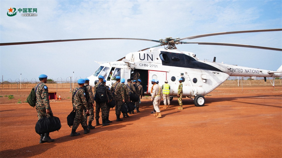 图2说：乘客转运登机 黄浩摄