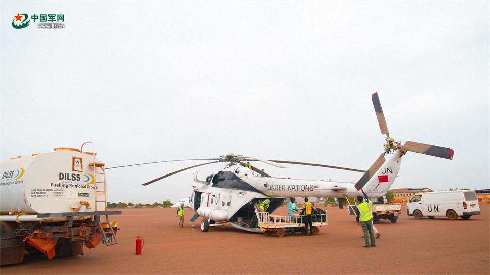 图4说：直升机分队在瓦屋机场进行转运准备 黄浩摄