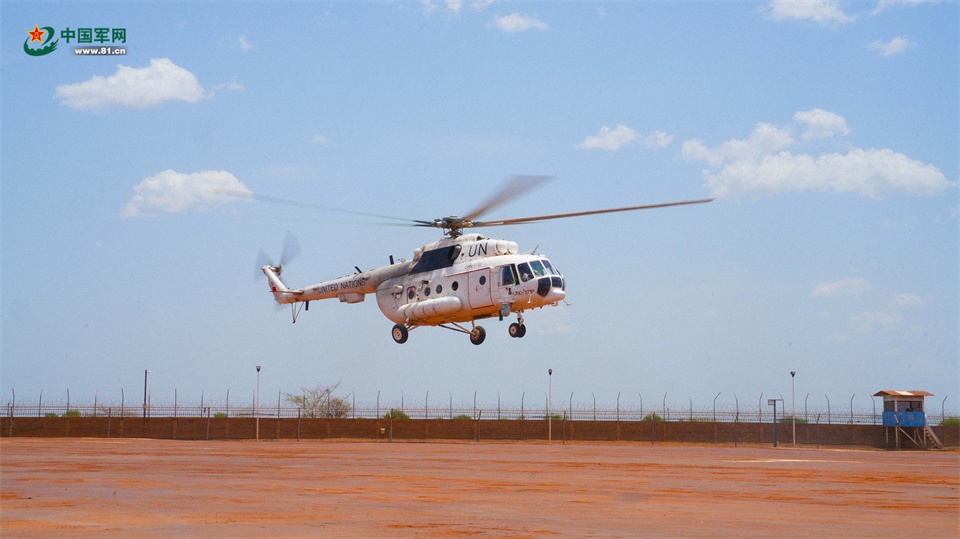 图1说：中国第六批赴阿卜耶伊维和直升机分队紧急升空补位支援 黄浩摄