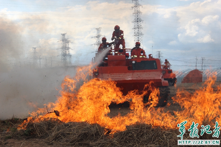 直击演练现场:多功能履带式森林消防车大显身