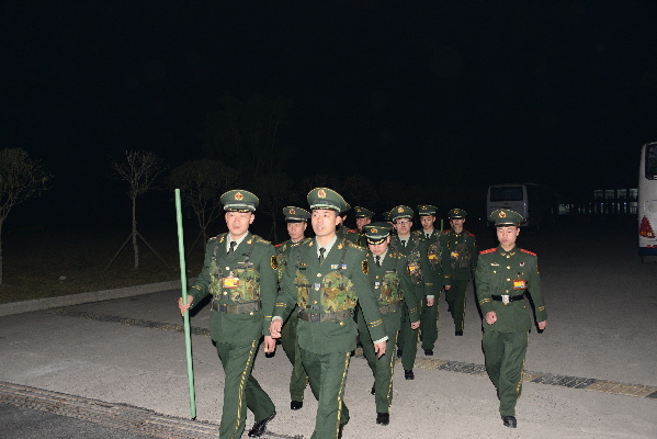 除夕夜,武警德阳支队领导干部替战士站哨