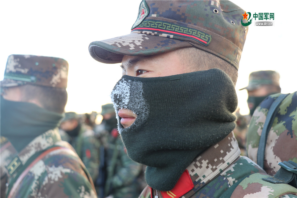 雪域亮剑!武警官兵冬季野营拉练上演"冰与火之歌"