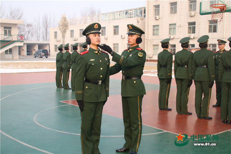 兵哥哥们在进行军姿要领的讲解
