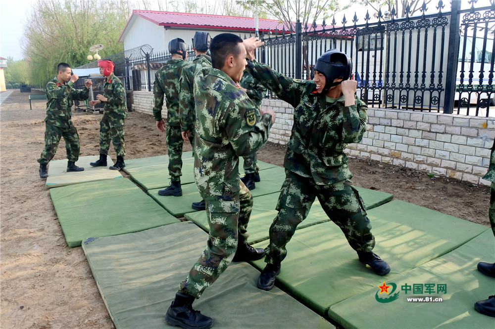 武警频道 擒敌术训练小妙招:听说新老搭配更有效率哦 来源: 中国军网