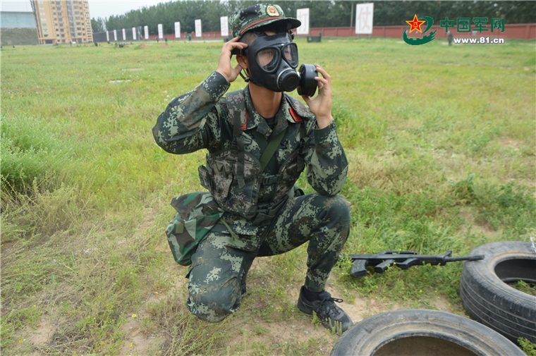 看过来!武警兵哥教你如何演绎真人版绝地求生