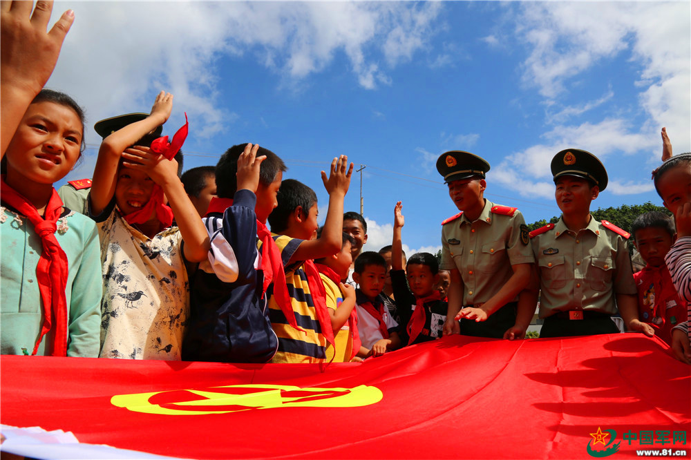 欢乐过六一:兵哥哥将关爱送到边疆孩子的心坎