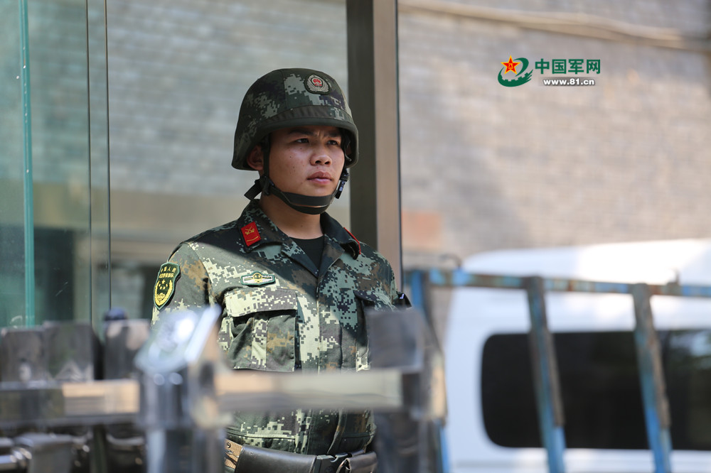 武警战士高温天气营区警卫执勤 李超摄