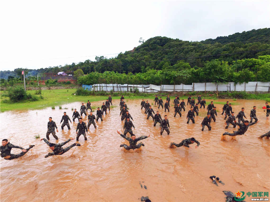 魔鬼周|泥潭中的特战队员邀你一起演绎魔鬼大