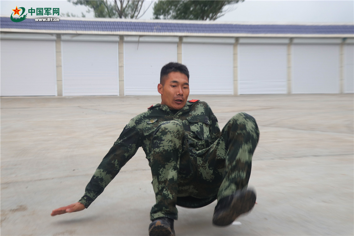 羲族老兵丰木牛参加徒手组合练习比武,最终以0.17秒的优势夺得第一.