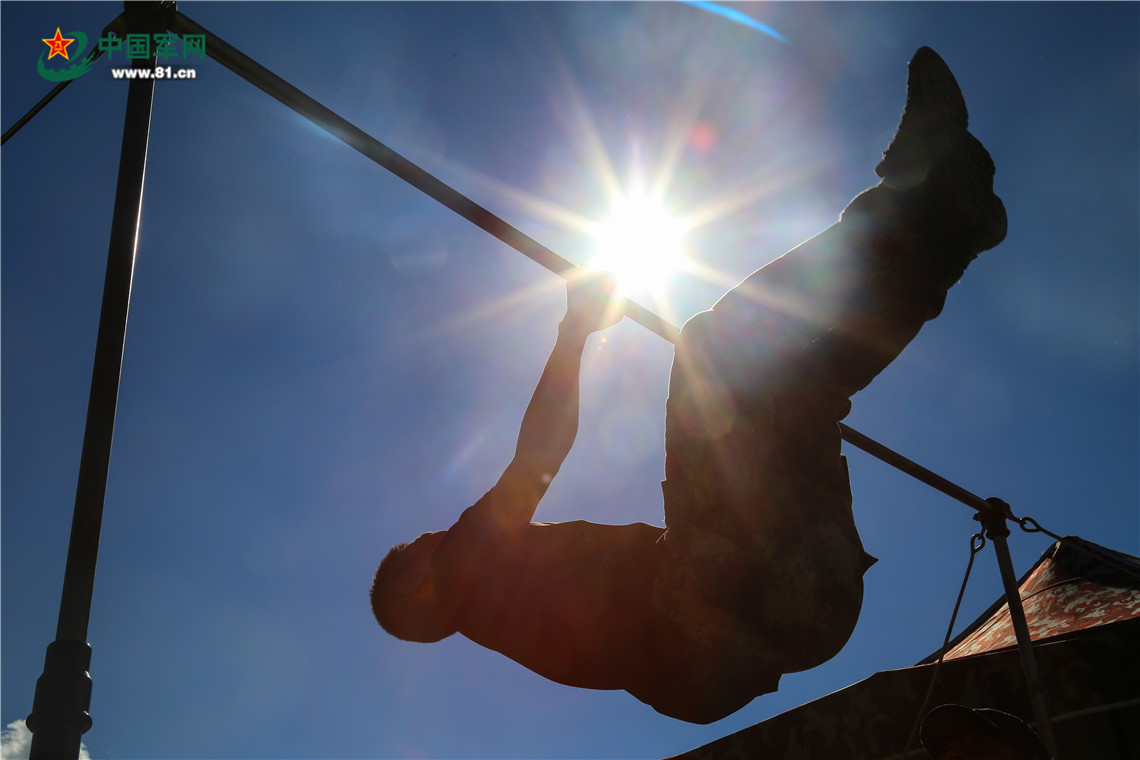 0.3分的坚守丨处理完双手的伤口后,他又上了考