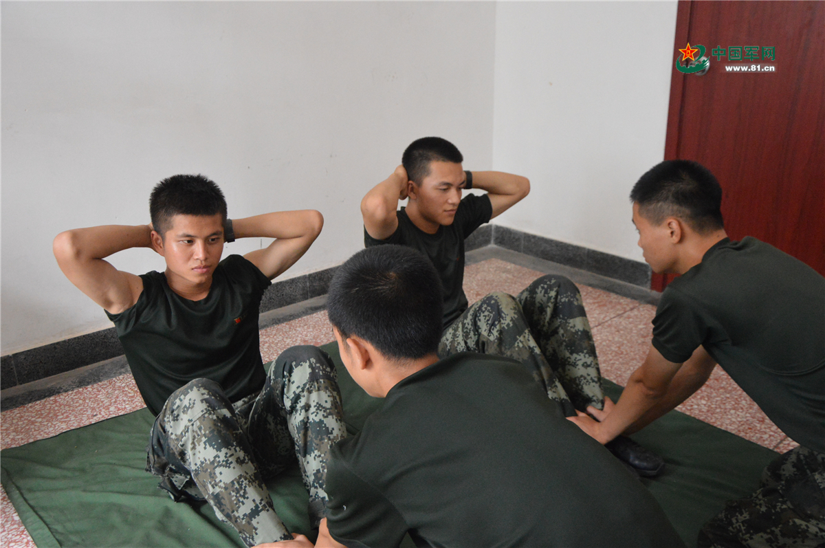 武警兵哥的花样室内体能训练,你想不想试试?