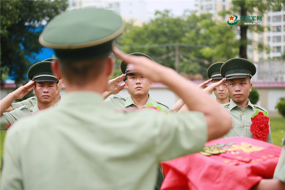 留队士兵向退伍老兵敬礼.