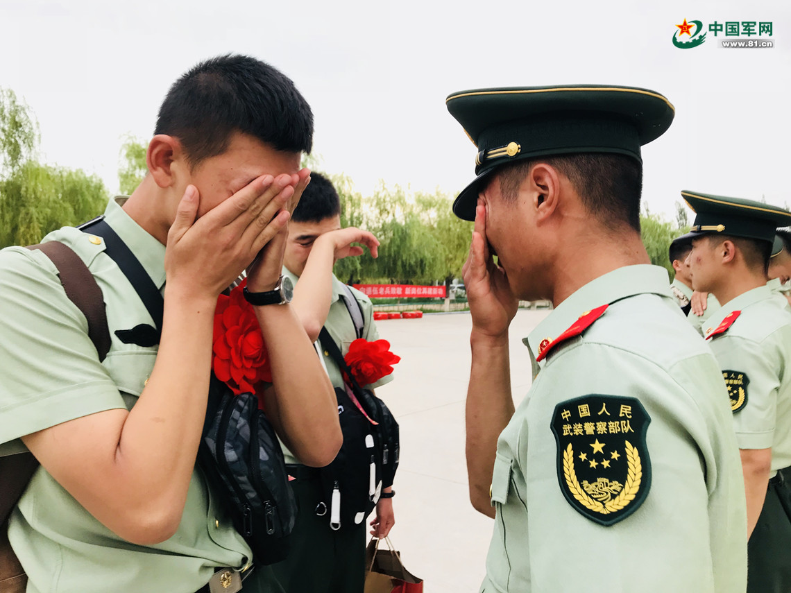 泪别送战友丨今天胸前这朵红花,意义更深
