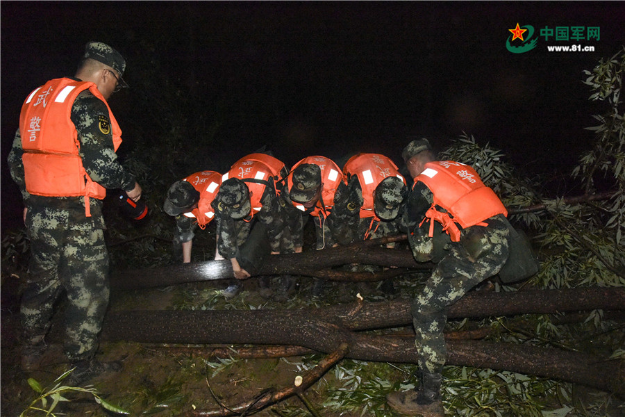 深夜驰援溃堤一线，武警官兵争分夺秒抢险救灾