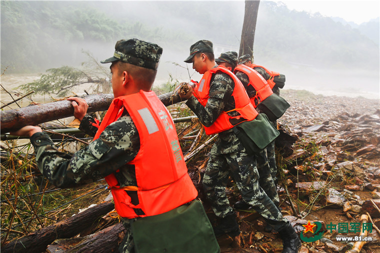 与时间赛跑,武警桂林支队官兵迅速赴灾区救援 - 中国军网