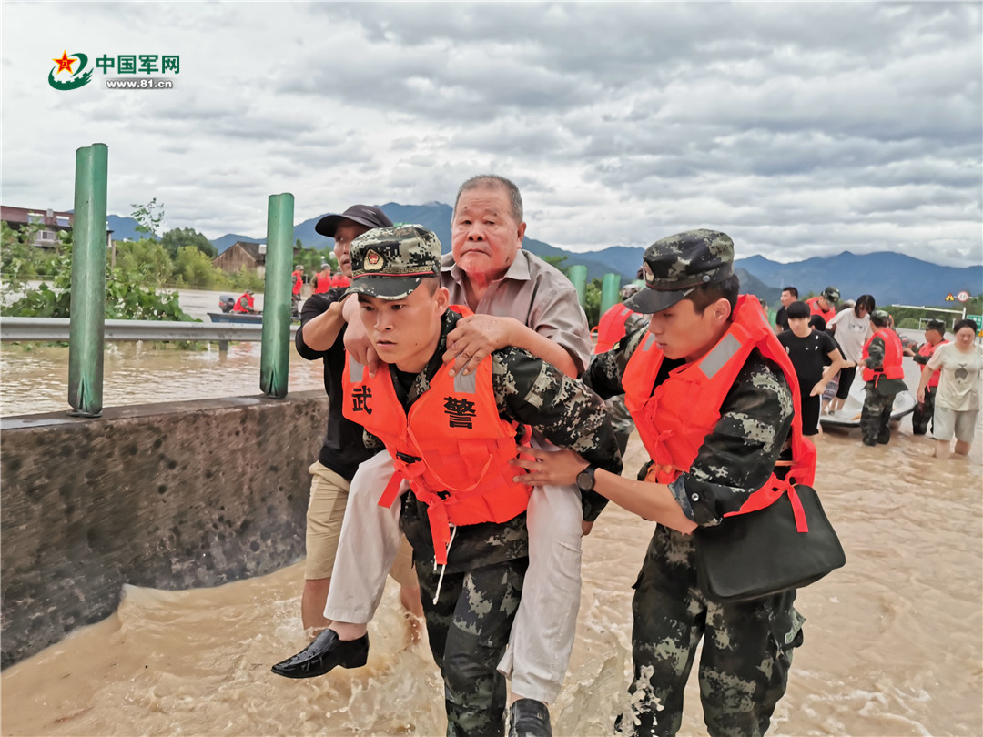 拉"人墙"隔洪水,背受伤群众下山……抗台风武警官兵全力救援 - 中国军