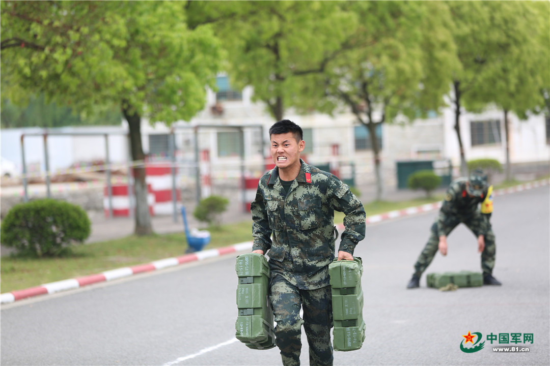 负重组合科目,参赛官兵为荣誉而战.