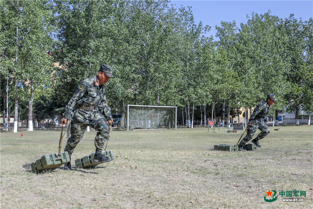 "负重组合练习"比武竞赛现场.蔡霖伟摄
