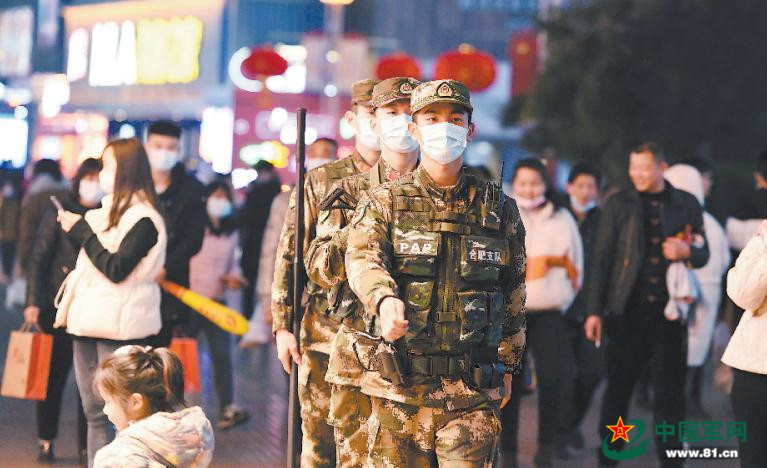 武警安徽总队合肥支队官兵在合肥淮河路步行街巡逻执勤