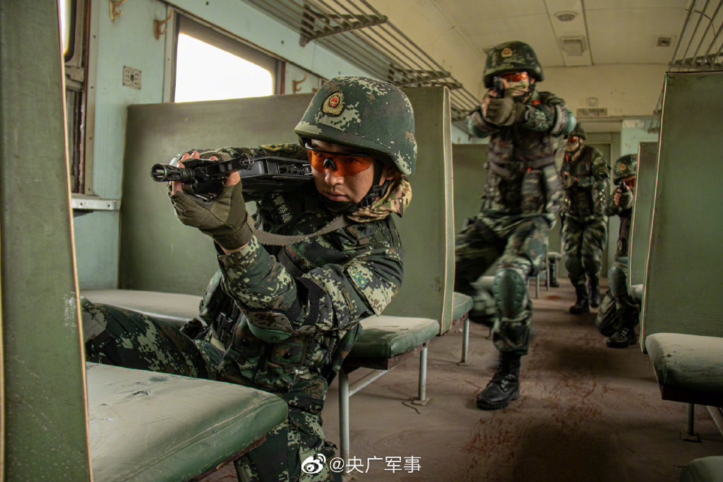 实拍武警特战队员反劫持演练现场