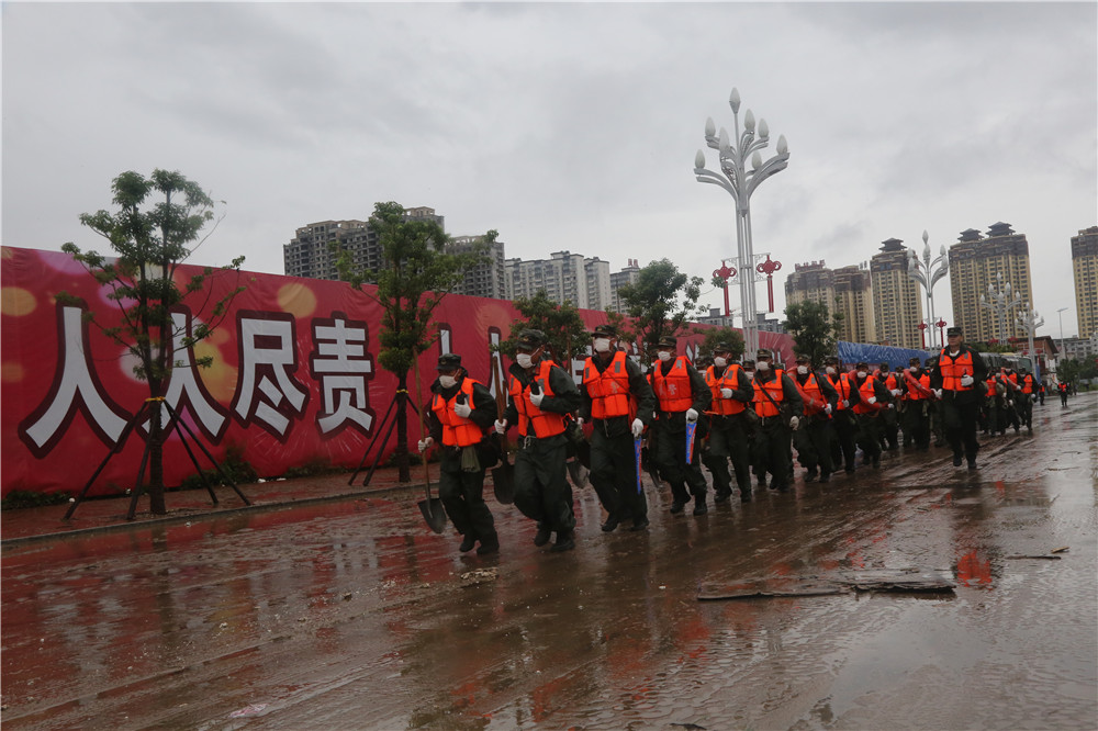 武警官兵驰援受灾一线 64006a8dcaad228cf0160a.jpg